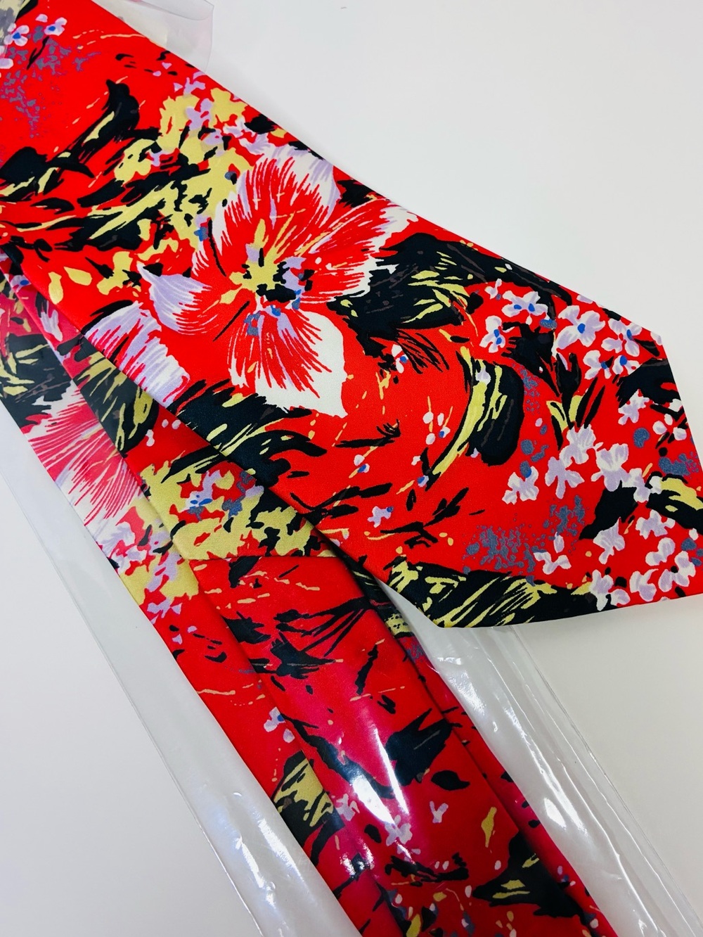 Vintage Buccelli Silk Tie Mens Red Floral Abstract 90s Made In Italy NWOT. 56”